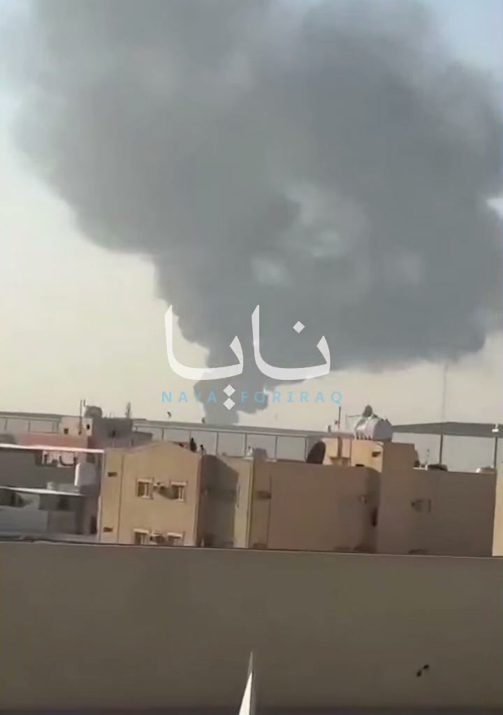 Houthis starten Angriffe auf saudische Ölraffinerien in der Hauptstadt Riad; Rauchwolken steigen von den Anlagen auf.