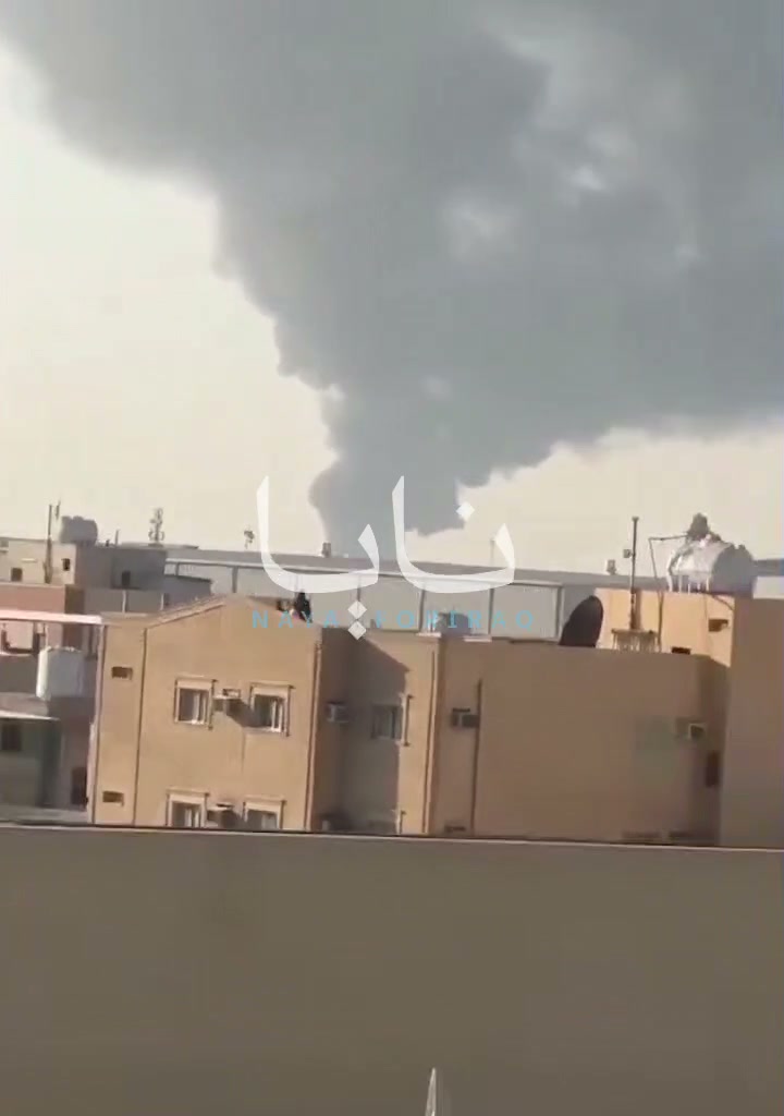 Houthis starten Angriffe auf saudische Ölraffinerien in der Hauptstadt Riad; Rauchwolken steigen von den Anlagen auf.