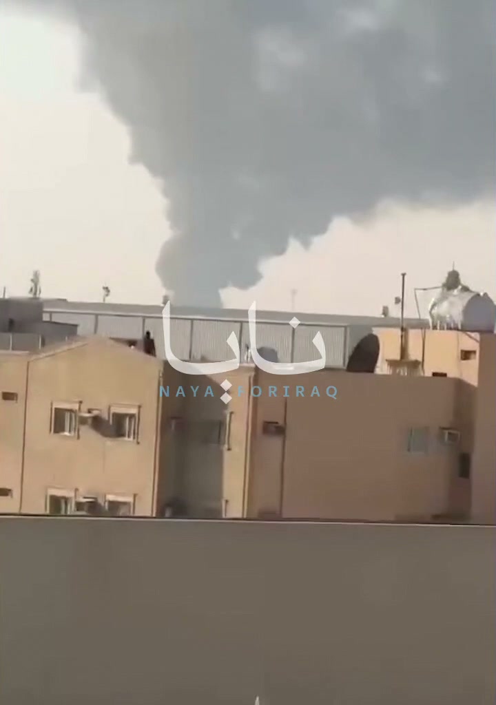 Houthis starten Angriffe auf saudische Ölraffinerien in der Hauptstadt Riad; Rauchwolken steigen von den Anlagen auf.