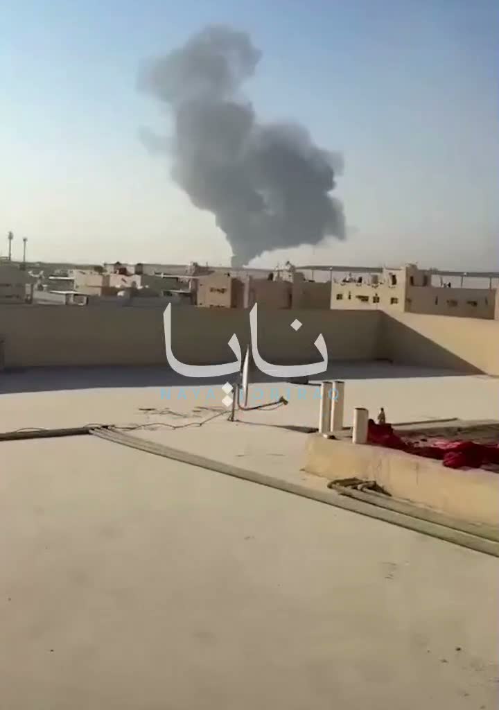 Houthis starten Angriffe auf saudische Ölraffinerien in der Hauptstadt Riad; Rauchwolken steigen von den Anlagen auf.