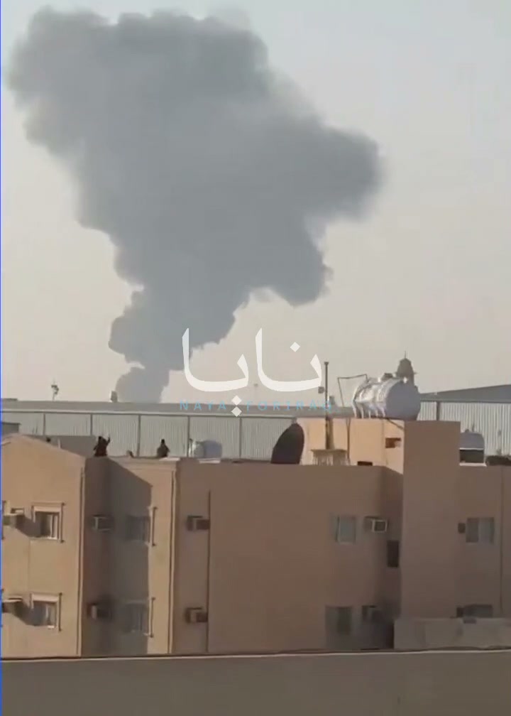 Houthis starten Angriffe auf saudische Ölraffinerien in der Hauptstadt Riad; Rauchwolken steigen von den Anlagen auf.