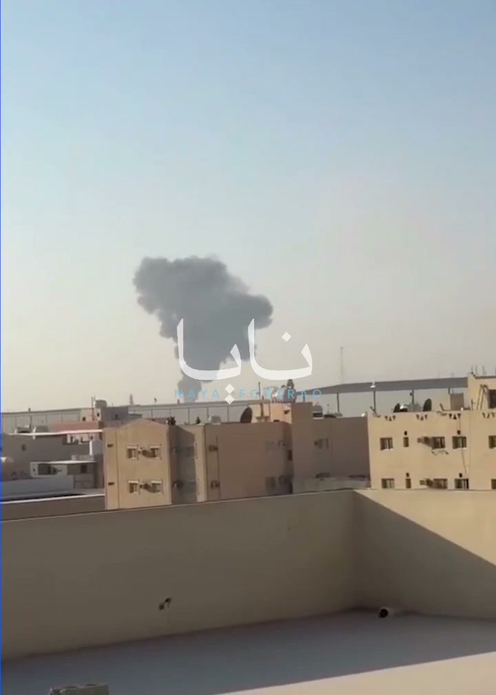 Houthis starten Angriffe auf saudische Ölraffinerien in der Hauptstadt Riad; Rauchwolken steigen von den Anlagen auf.