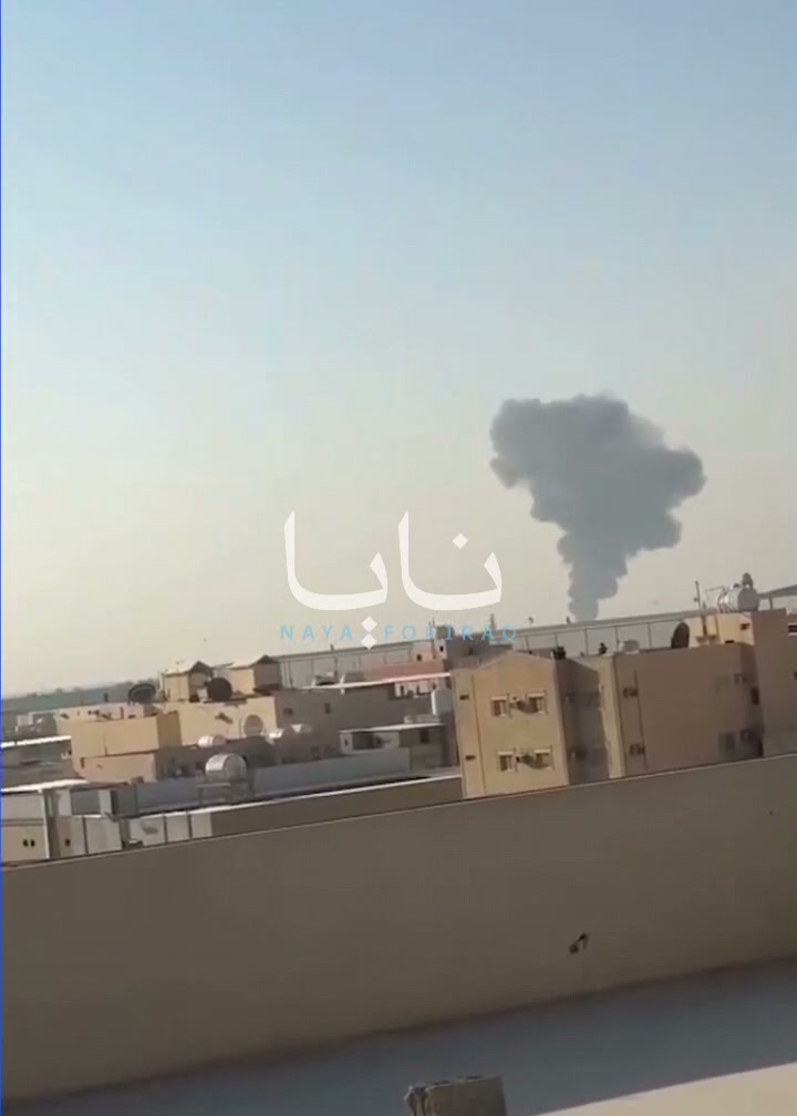 Houthis starten Angriffe auf saudische Ölraffinerien in der Hauptstadt Riad; Rauchwolken steigen von den Anlagen auf.