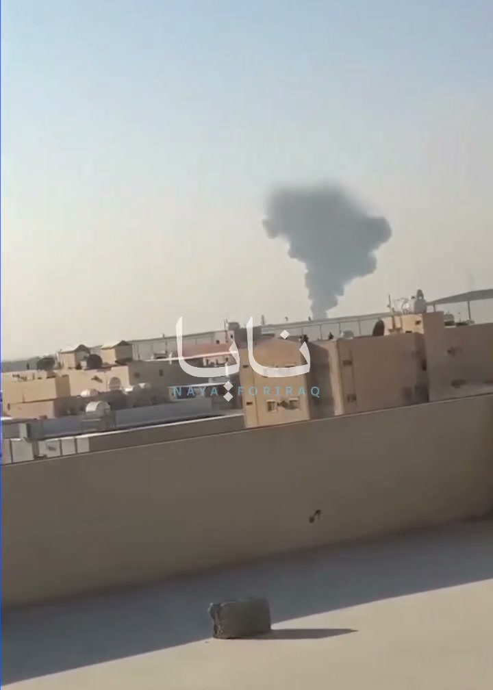Houthis starten Angriffe auf saudische Ölraffinerien in der Hauptstadt Riad; Rauchwolken steigen von den Anlagen auf.