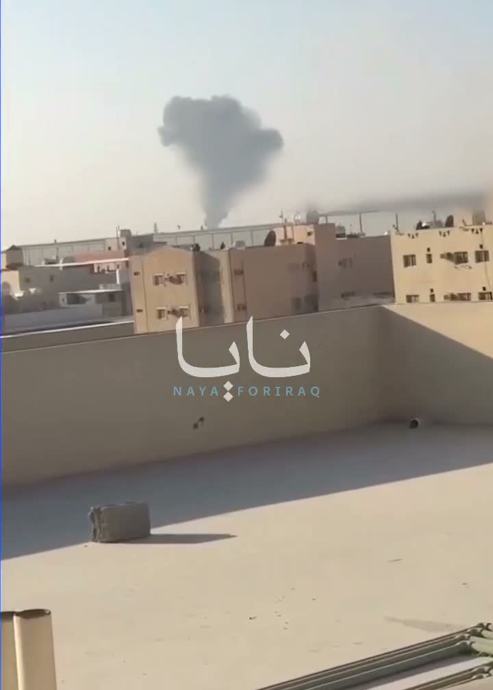 Houthis starten Angriffe auf saudische Ölraffinerien in der Hauptstadt Riad; Rauchwolken steigen von den Anlagen auf.