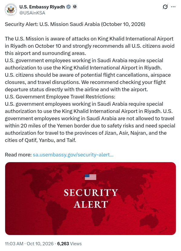 السفارة الأمريكية في الرياض تصدر تحذيرًا: توصي المواطنين الأمريكيين بتجنب المنطقة المحيطة بمطار الملك خالد الدولي بعد هجوم أدى إلى توقف العمليات الجوية ووقوع إصابات.