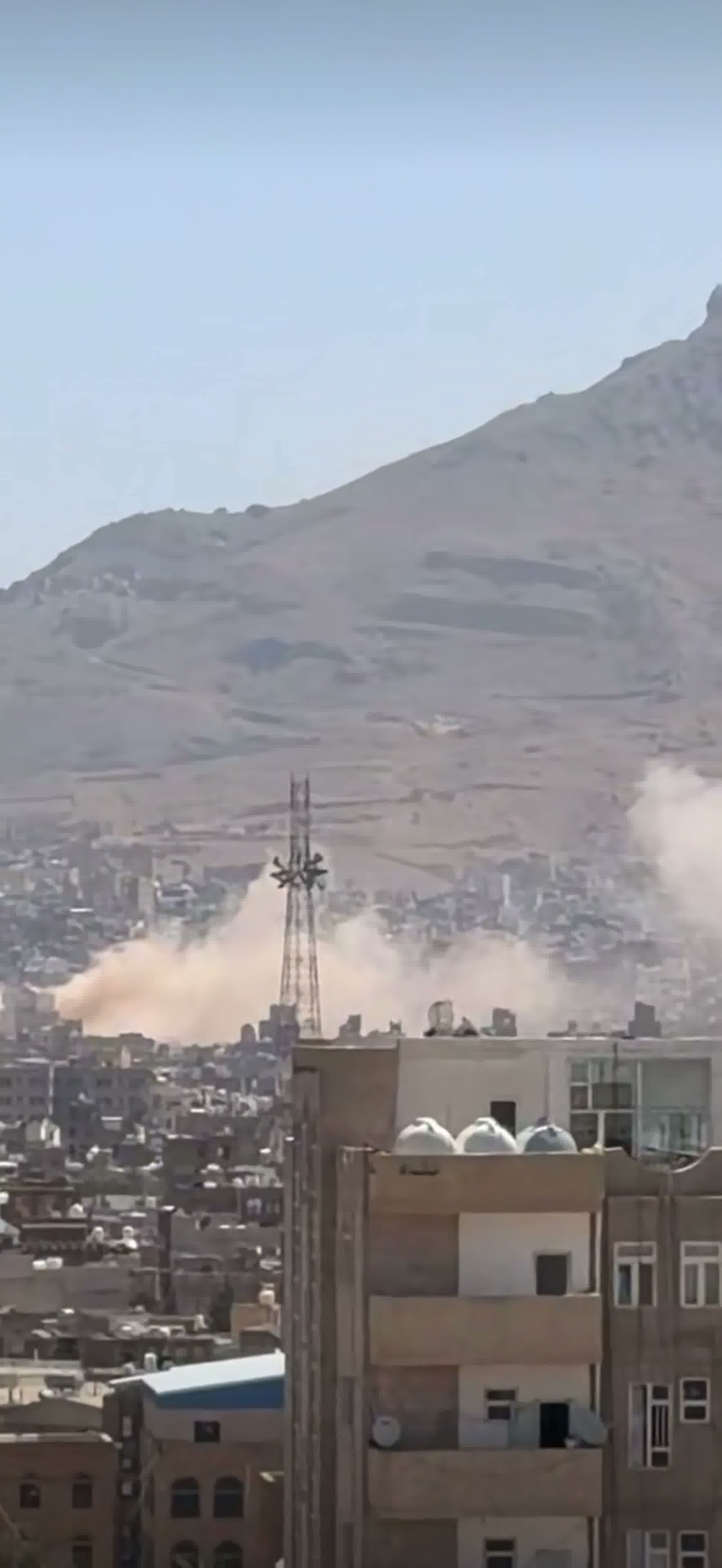 Imágenes de los ataques aéreos saudíes que apuntaron a objetivos de los hutíes en Sanaa, coincidentes con informes de ataques saudíes en Hodeidah y Ras Issa.