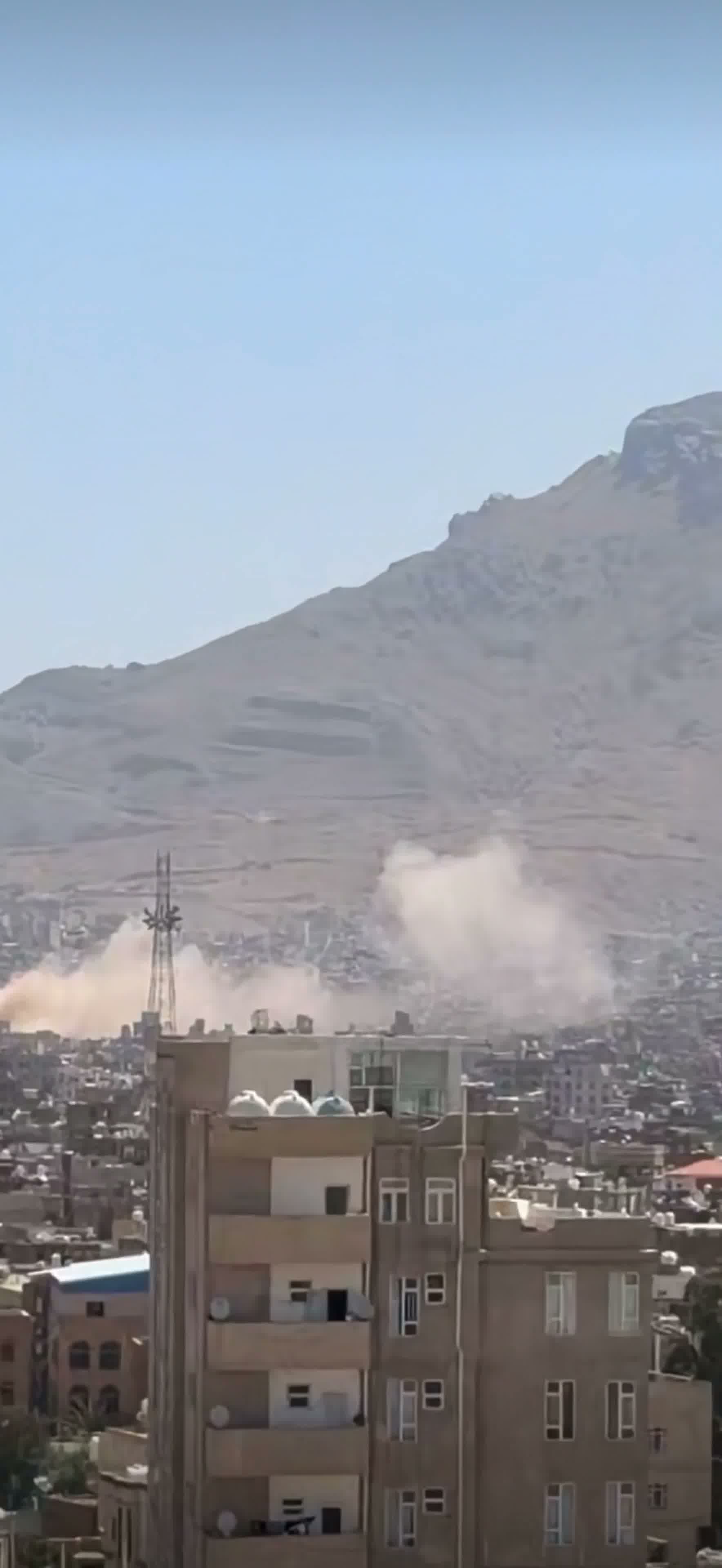 Imágenes de los ataques aéreos saudíes que apuntaron a objetivos de los hutíes en Sanaa, coincidentes con informes de ataques saudíes en Hodeidah y Ras Issa.