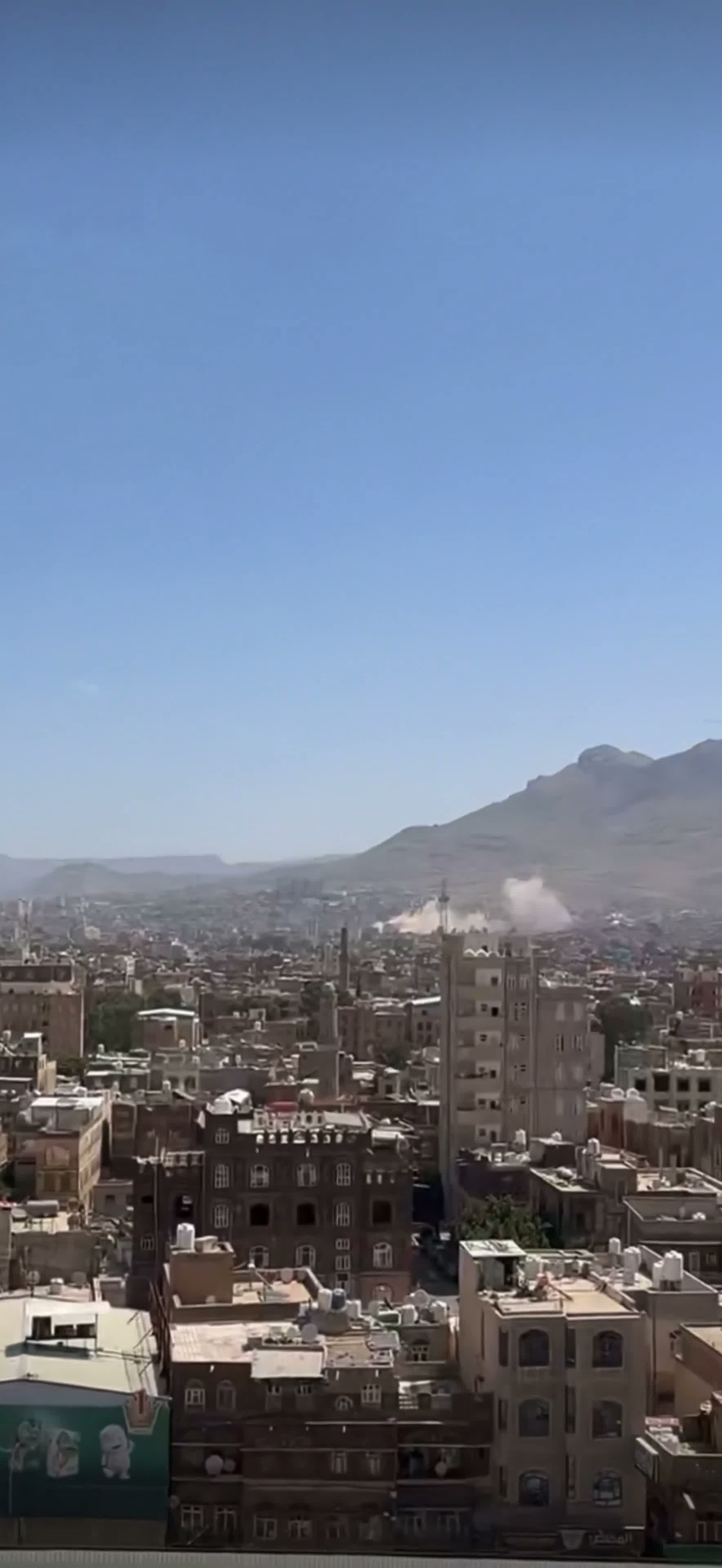 Imágenes de los ataques aéreos saudíes que apuntaron a objetivos de los hutíes en Sanaa, coincidentes con informes de ataques saudíes en Hodeidah y Ras Issa.