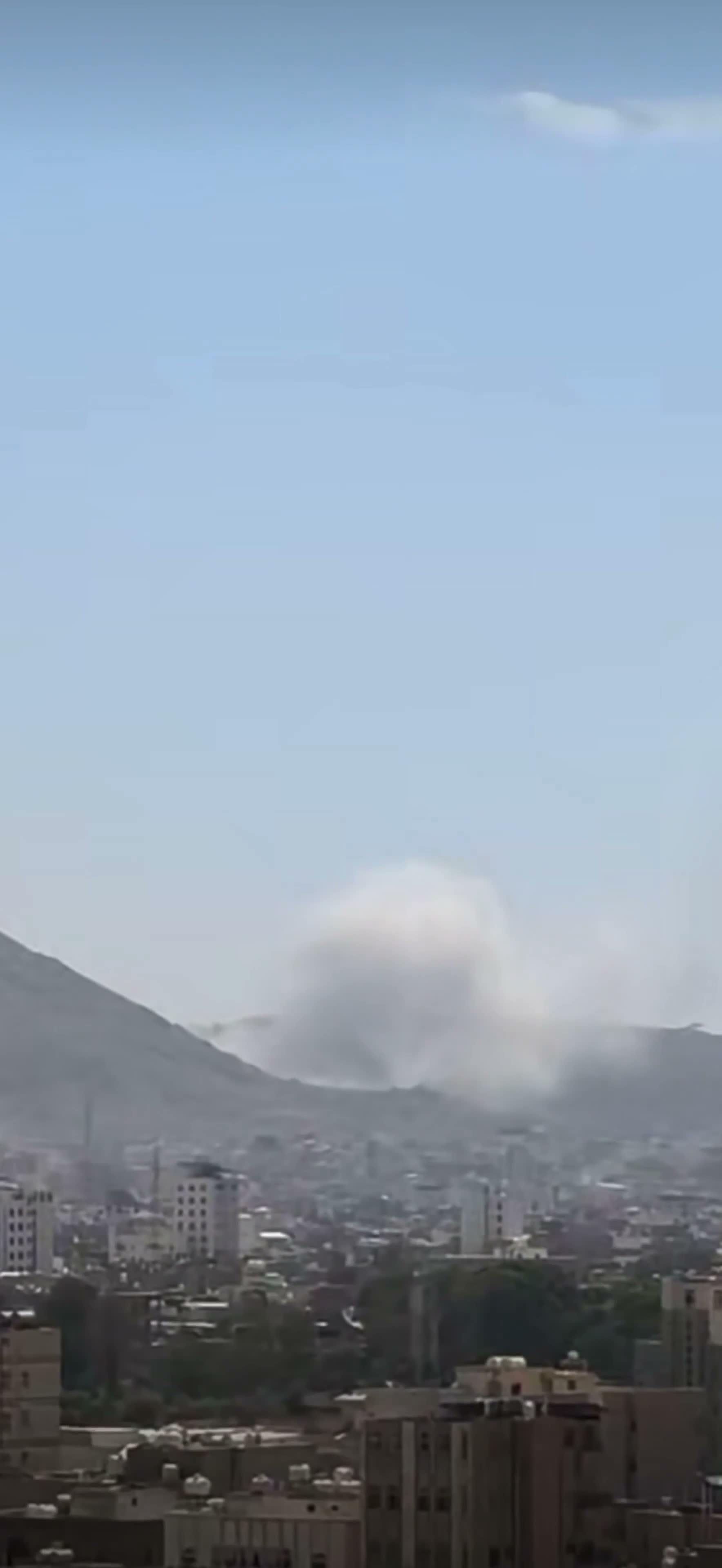 Imágenes de los ataques aéreos saudíes que apuntaron a objetivos de los hutíes en Sanaa, coincidentes con informes de ataques saudíes en Hodeidah y Ras Issa.