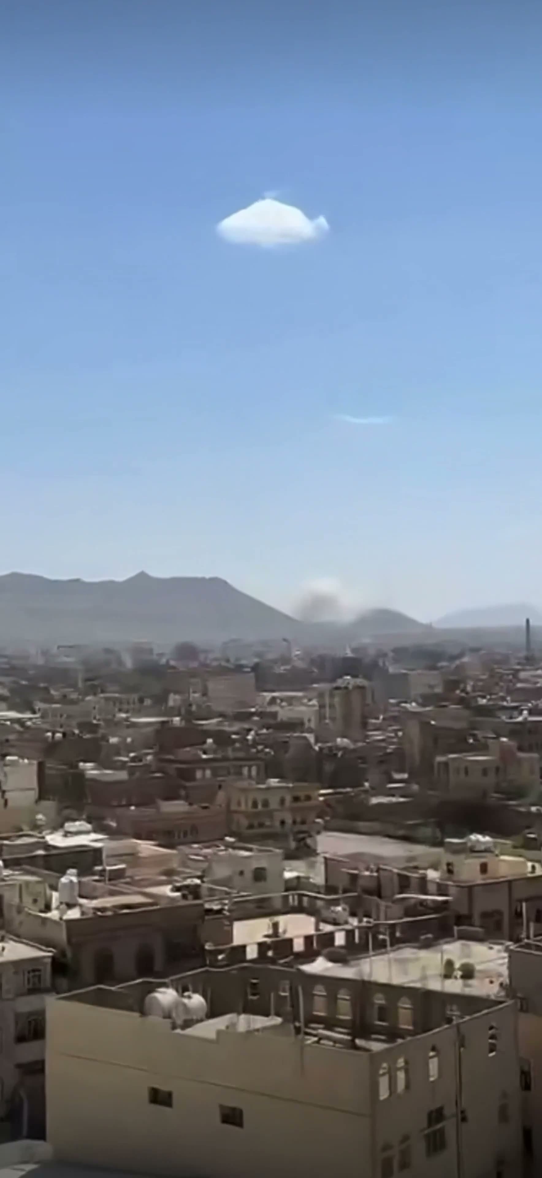 Imágenes de los ataques aéreos saudíes que apuntaron a objetivos de los hutíes en Sanaa, coincidentes con informes de ataques saudíes en Hodeidah y Ras Issa.