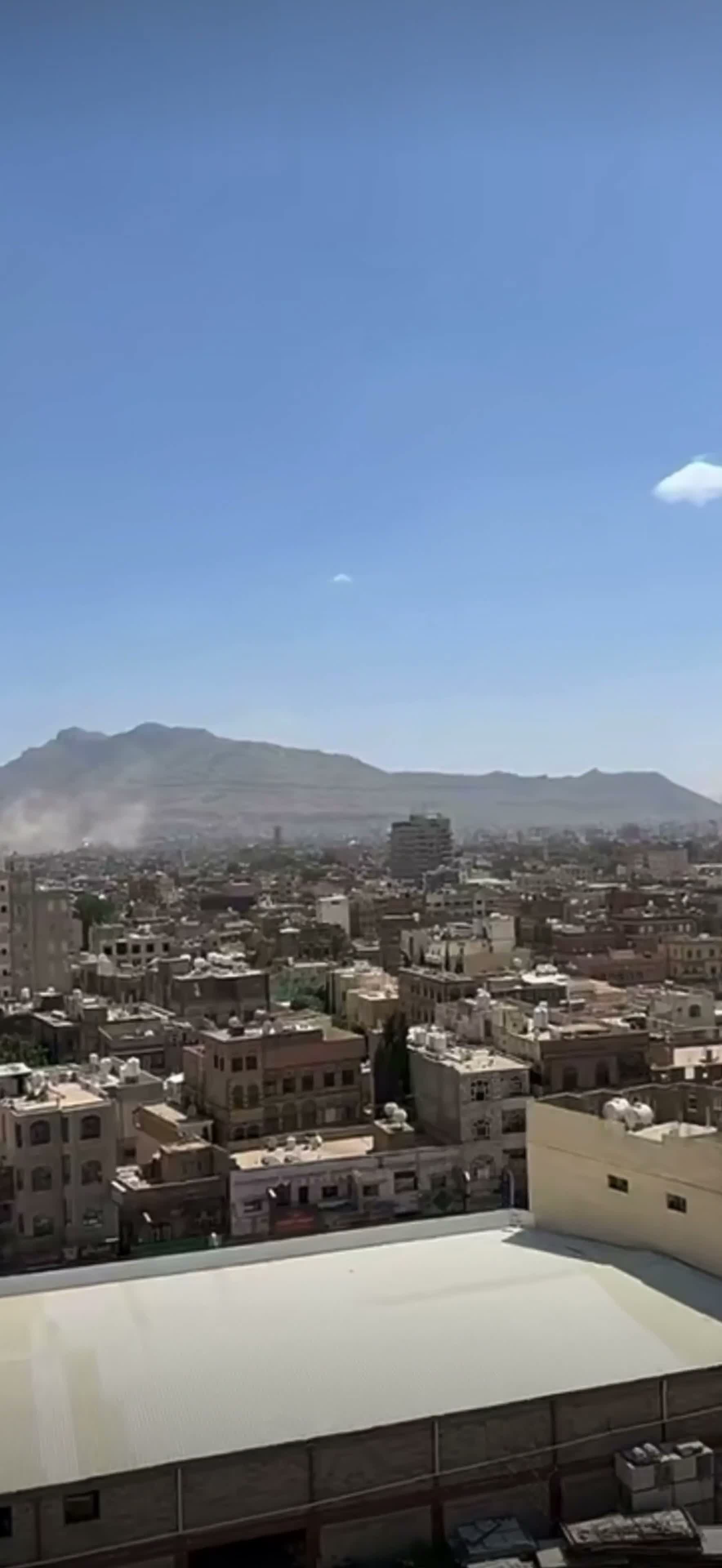 Imágenes de los ataques aéreos saudíes que apuntaron a objetivos de los hutíes en Sanaa, coincidentes con informes de ataques saudíes en Hodeidah y Ras Issa.